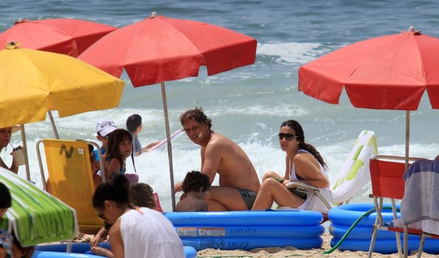 Guilherme Fontes vai à praia com a família, no Rio (Foto: Wallace Barbosa / AgNews)