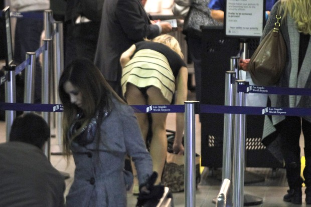 Courtney Love paga calcinha em aeroporto nos EUA (Foto: Agência Grosby Group)