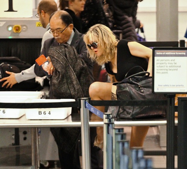 Courtney Love paga calcinha em aeroporto nos EUA (Foto: Agência Grosby Group)