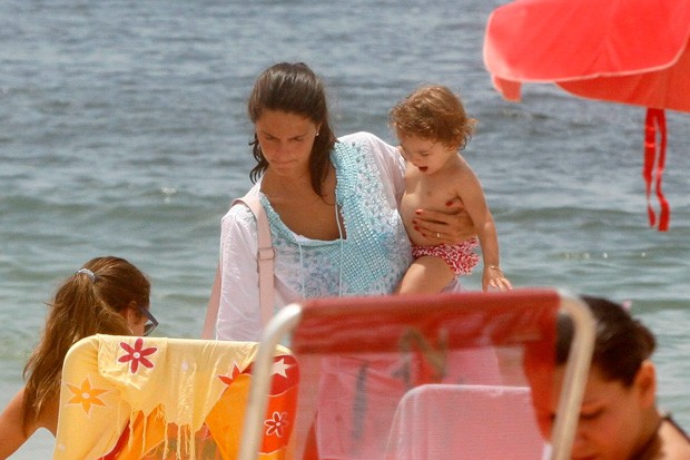 Daniella Sarahyba na praia com a filha (Foto: Edson Teófilo / Photo Rio News)