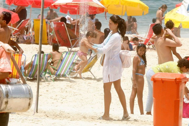 Daniella Sarahyba na praia com a filha (Foto: Edson Teófilo / Photo Rio News)