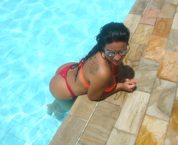 Solange Gomes passa o dia na piscina pegando sol (Foto: Divulgação)