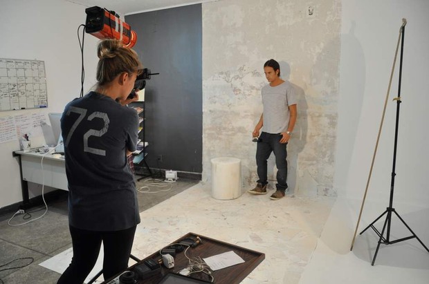 Paulo VIlhena em making of para campanha de moda (Foto: Tiago Archanjo / Ag. News)