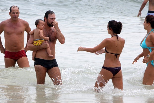 Marcelo Faria com a filha na praia do Leblon, no Rio (Foto: Gil Rodrigues / Photo Rio News)