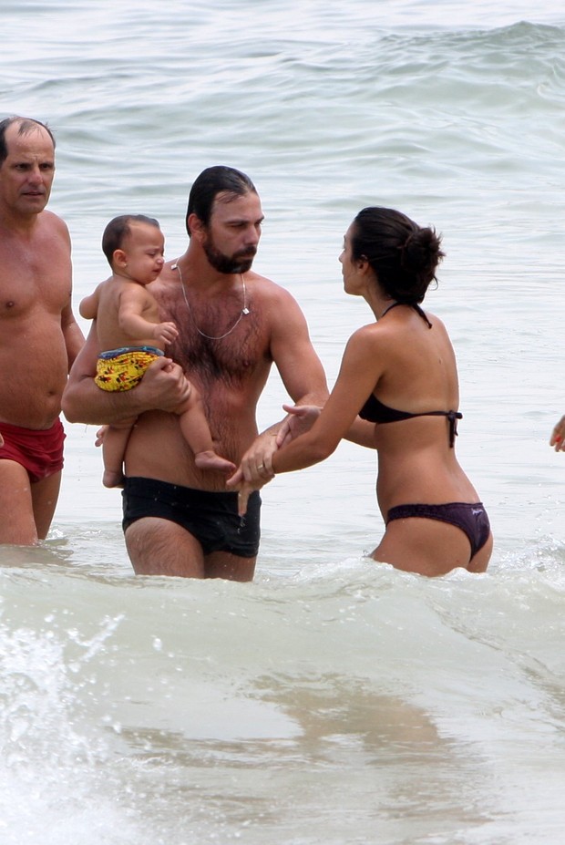 Marcelo Faria com a filha na praia do Leblon, no Rio (Foto: Gil Rodrigues / Photo Rio News)