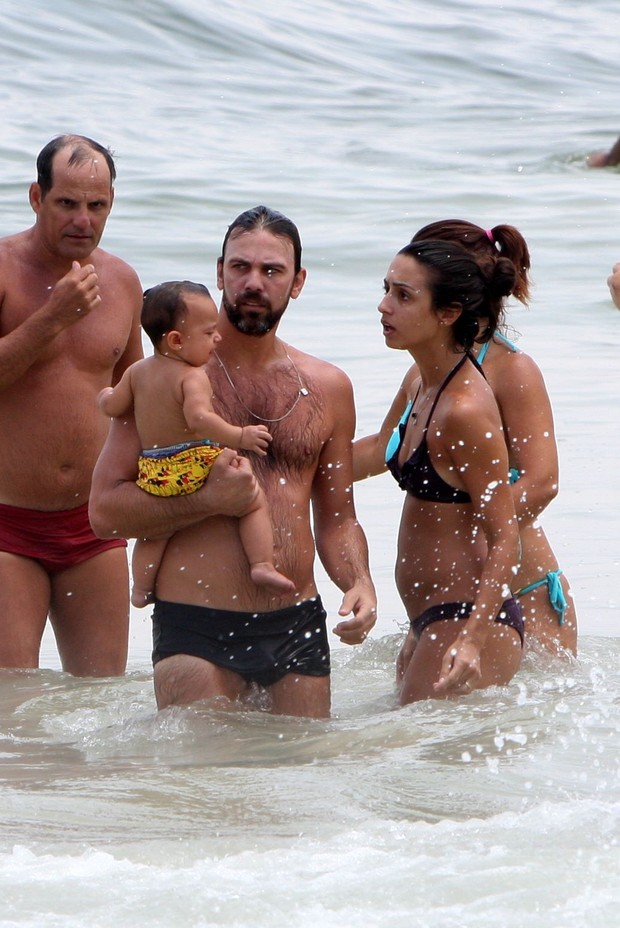 Marcelo Faria com a família em praia do Rio (Foto: Gil Rodrigues/Photo Rio News)