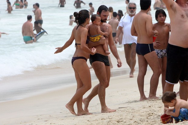 Marcelo Faria com a família em praia do Rio (Foto: Gil Rodrigues/Photo Rio News)
