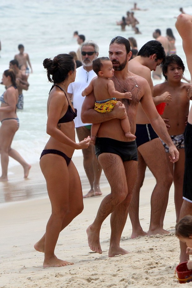 Marcelo Faria com a filha e a mulher na praia do Leblon, no Rio (Foto: Gil Rodrigues / Photo Rio News)