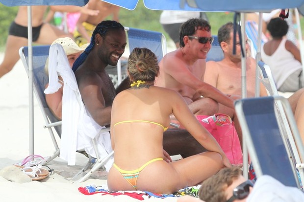 Vagner Love com namorada em praia do Rio (Foto: Jeferson Ribeiro/Ag News)