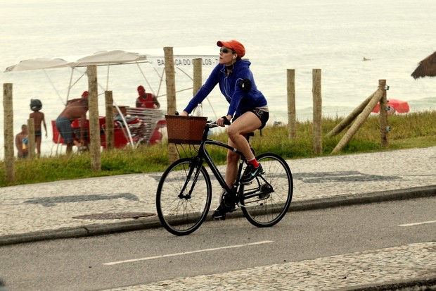 Christiane Torloni pedala na orla da Barra da Tijuca, no Rio (Foto: Marcos Ferreira / PhotoRioNews)