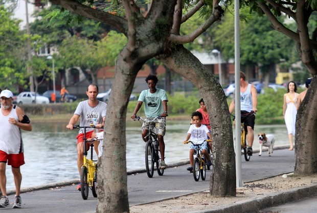 Hélio de la Penã passeia de bicicleta com o filho na Lagoa (Foto: Wallace Barbosa / AgNews)