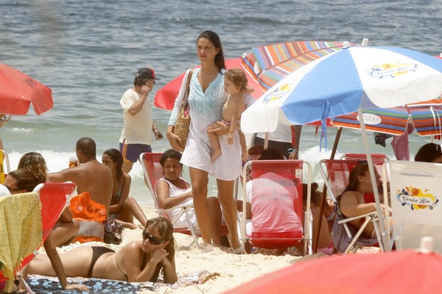Daniella Sarahyba na praia de Ipanema, no Rio, com a filha (Foto: Edson Teófilo/PhotoRioNews)