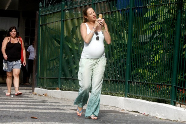 Luana Piovani passeia pelo Leblon tomando sorvete (Foto: Edson Teófilo e Gil Rodrigues / Photo Rio News)