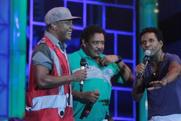 Cumpadre Washington e Beto Jamaica cantam com Marcio Vitor no show do psirico em Salvador, na Bahia (Foto: Fred Pontes/ Divulgação)