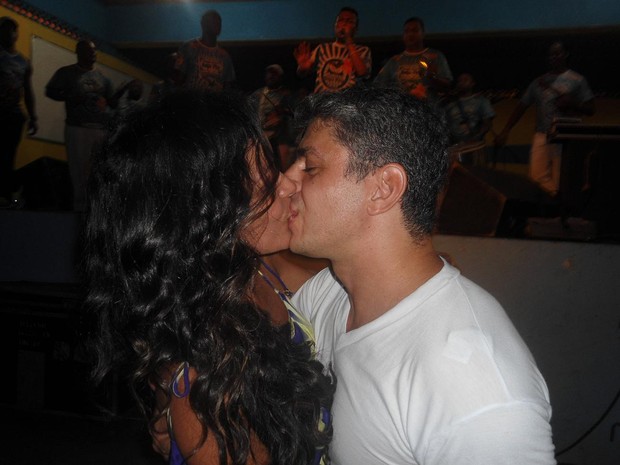Michelle Martins curte ensaio da Beija-Flor ao lado do marido (Foto: Divulgação)