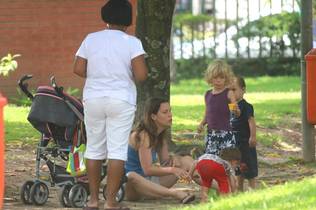 Vanessa Loes e os filhos brincam em pracinha do Rio (Foto: Delson Silva/Ag News)