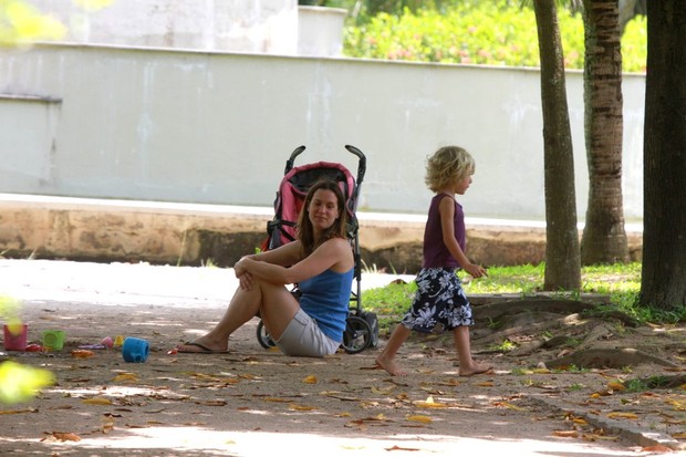 Vanessa Loes e os filhos brincam em pracinha do Rio (Foto: Delson Silva/Ag News)