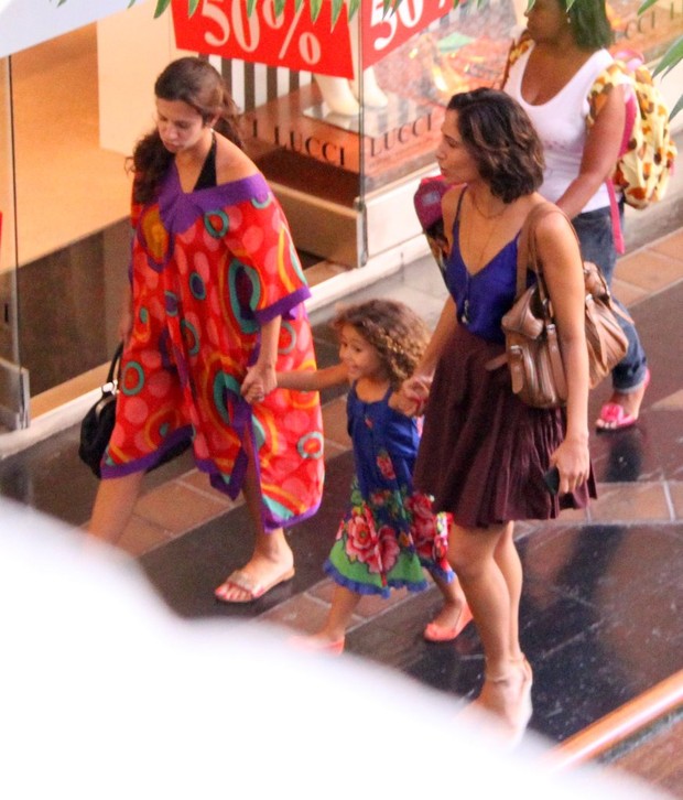 Camila Pitanga passeia no shopping com a filha (Foto: Daniel Delmiro / AgNews)