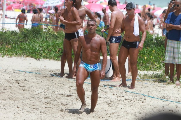 Romário joga futevolei em praia do Rio (Foto: Delson Silva/Ag News)