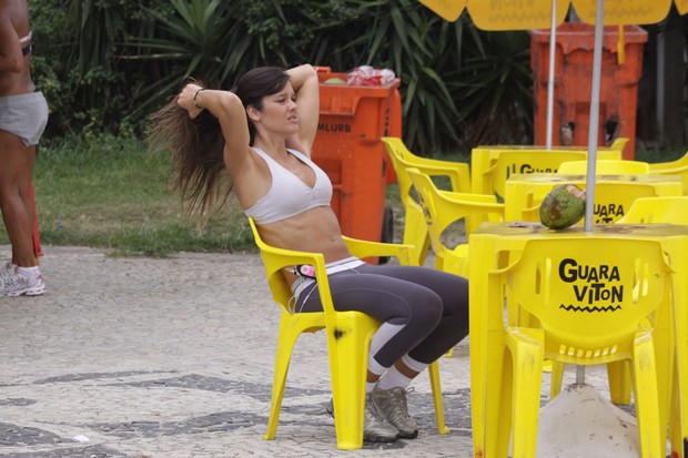 Ex-BBB Talula bebe água de coco após caminhada na orla do Rio (Foto: Carlos Osmar/Photo Rio News)