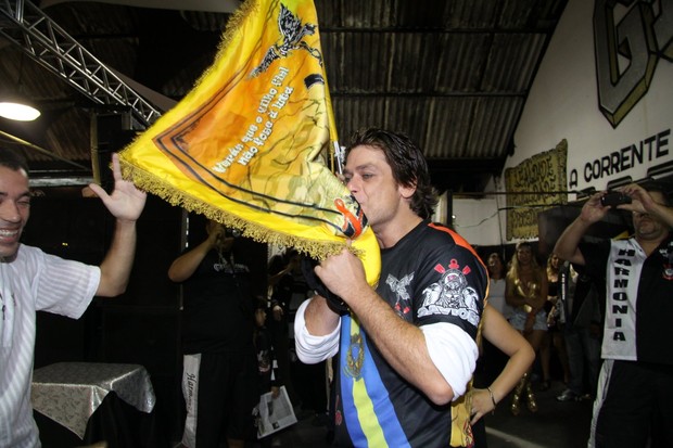 Fábio Assunção visitou a escola de samba Gaviões da Fiel (Foto: Alex Palarea / AgNews)