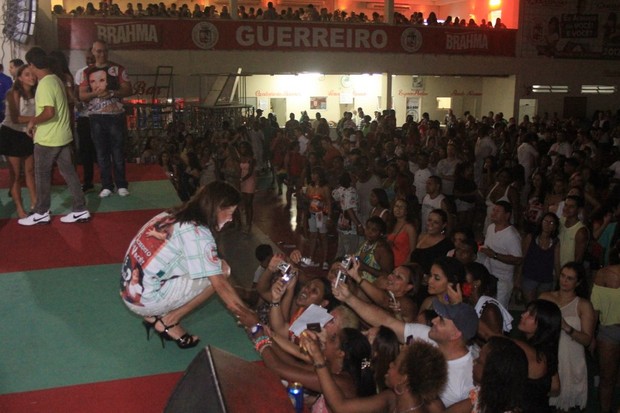 Narcisa Tamborindeguy atende fãs no ensaio da Grande Rio (Foto: Rodrigo dos Anjos/Ag News)