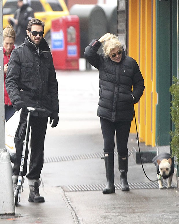 Hugh Jackman e a esposa passeiam com o cachorro em Nova York (Foto: Honopix)