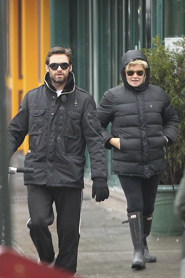 Hugh Jackman e a esposa passeiam com o cachorro em Nova York (Foto: Honopix)