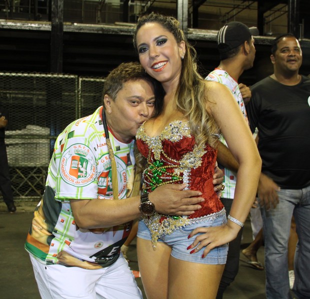 Promoter Glaycon Muniz dá beijo no peito de Mulher Melão (Foto: Graça Paes/Divulgação)