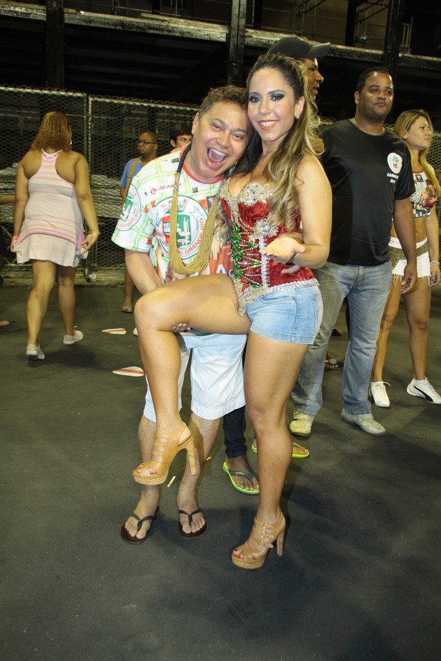 Promoter Glaycon Muniz dá beijo no peito de Mulher Melão (Foto: Graça Paes/Divulgação)