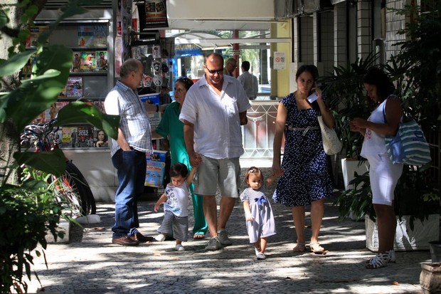 Paulo César Grande e Claudia Mauro passeiam com os filhos gêmeos no Leblon, no Rio (Foto: Wallace Barbosa/AgNews)