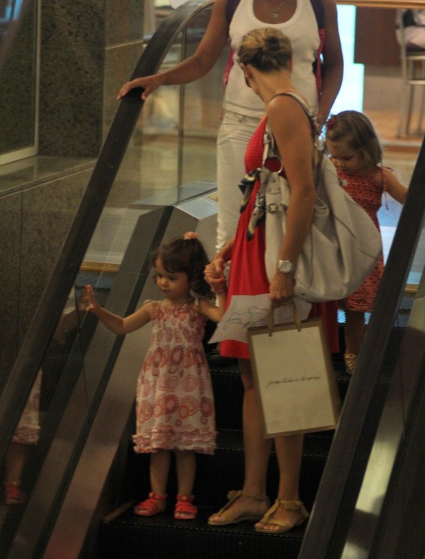Bianca Rinaldi passeia com as filhas em shopping do Rio (Foto: Marcus Pavão / AgNews)