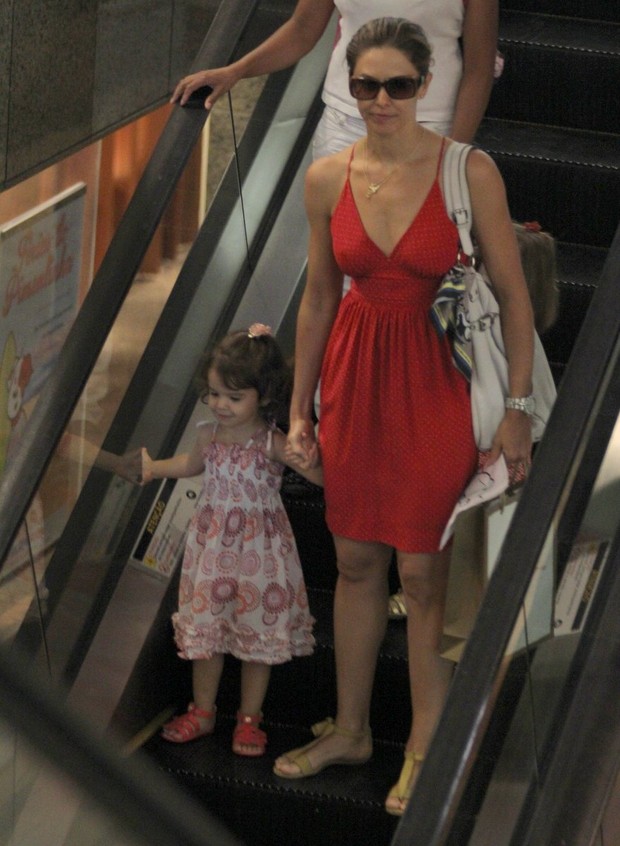 Bianca Rinaldi passeia com as filhas em shopping do Rio (Foto: Marcus Pavão / AgNews)