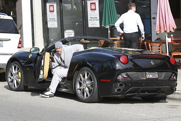 Nick Cannon saindo de sua Ferrari, em Nova York (Foto: Honopix)