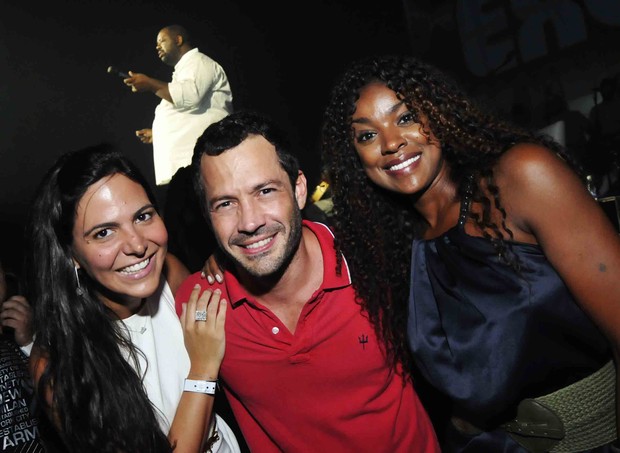 Carol Sampaio, Malvino Salvador e Cris Viana em show do Exaltasamba no Rio (Foto: Ari Kaye/ Divulgação)