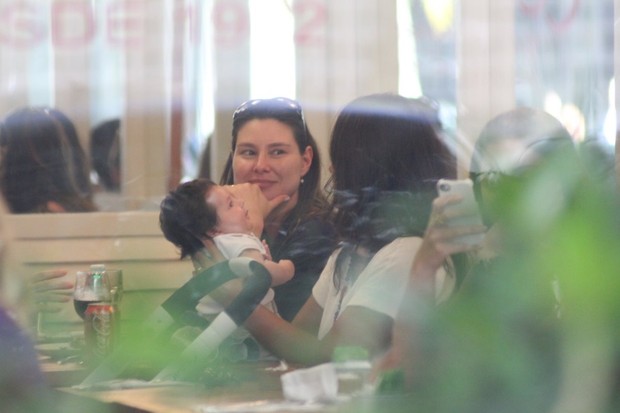 Francisca Pinto almoça com o filho e Lavínia Vlasak em restaurante do Leblon (Foto: Fausto Candelária / AgNews)