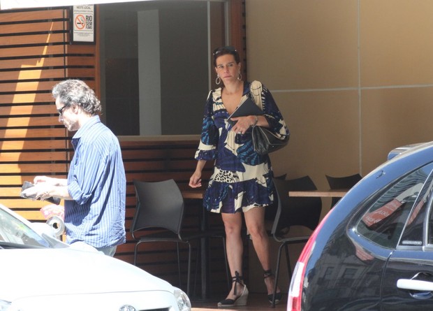 Narcisa almoça com o namorado Guilherme Fiuza em restaurante no Leblon (Foto: Fausto Candelária / AgNews)