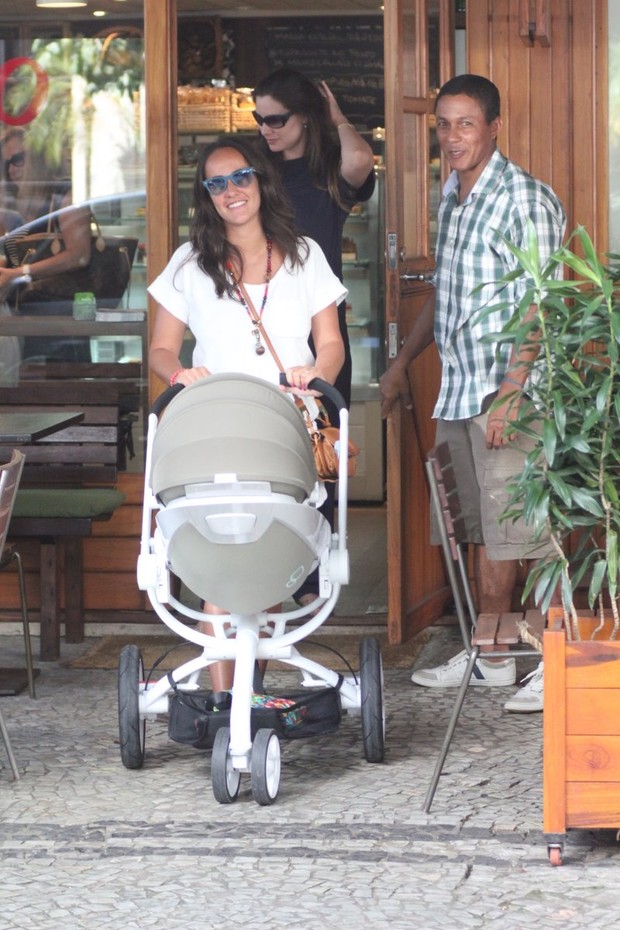 Francisca Pinto almoça com o filho e Lavínia Vlasak em restaurante do Leblon (Foto: Fausto Candelária / AgNews)