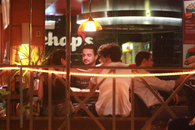 Caio Castro e Giovanna Lancellotti em restaurante na Barra da Tijuca, Zona Oeste do Rio (Foto: Delson Silva/ Ag. News)