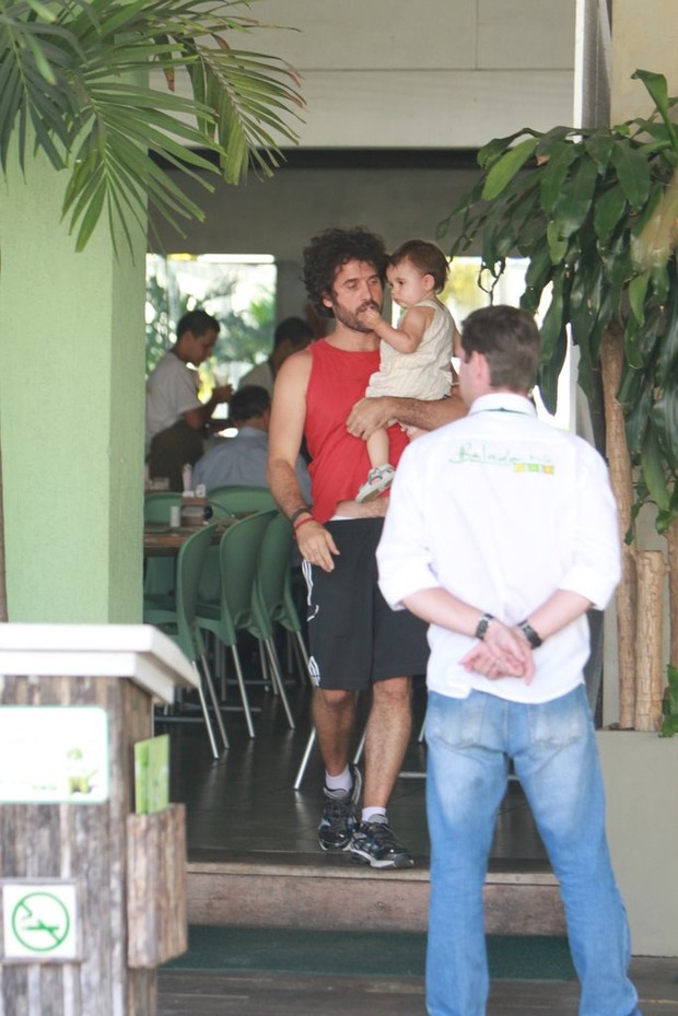 Eriberto Leão almoça com a família em restaurante carioca (Foto: Delson Silva / Ag News)