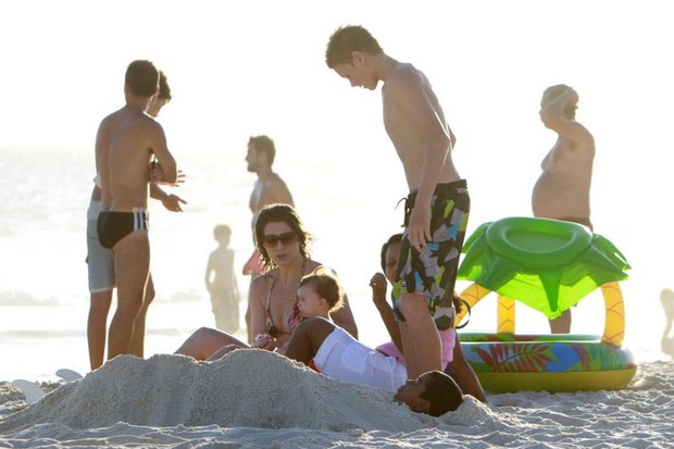 Letícia Spiller com os filhos na praia da Barra (Foto: Delson Silva / Ag News)