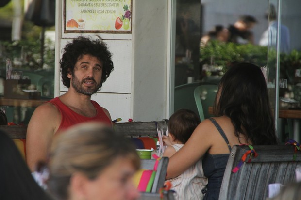 Eriberto Leão almoça com a família em restaurante carioca (Foto: Clayton Militão / Photo Rio News)
