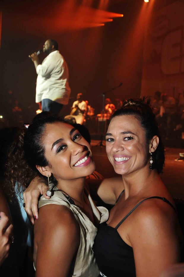 As ex- coleguinhas Karen Motta e Luana Ferreira em show do Exaltasamba no Rio (Foto: Ari Kaye/ Divulgação)