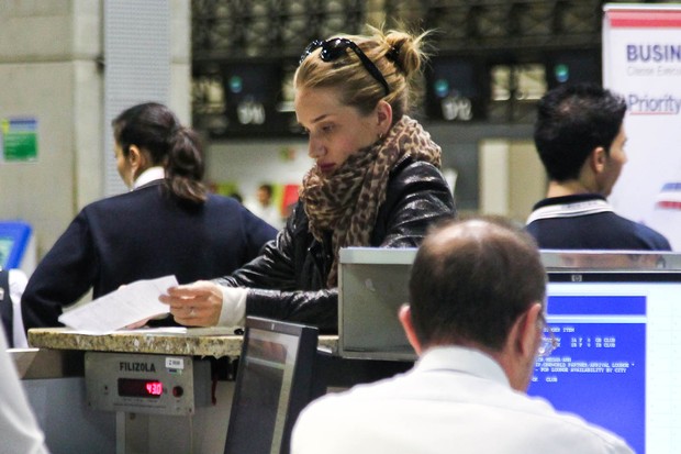 Rosie Huntington no aeroporto internacional de Guarulhos em São Paulo (Foto: Manuela Scarpa/ Photo Rio News)