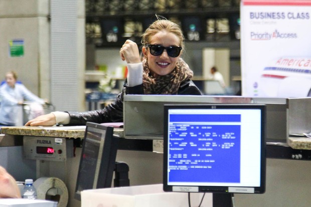Rosie Huntington no aeroporto internacional de Guarulhos em São Paulo (Foto: Manuela Scarpa/ Photo Rio News)