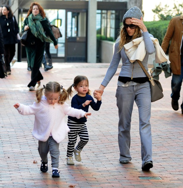 Sarah Jessica Parker com as filhas Marion Tabitha em Nova York, nos Estados Unidos (Foto: Getty Images/ Agência)
