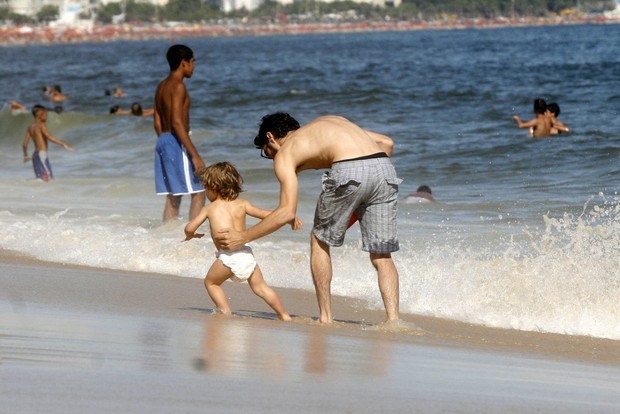Caio Blat leva seu filho  (Foto: Edson Teófilo  / Photo Rio News)