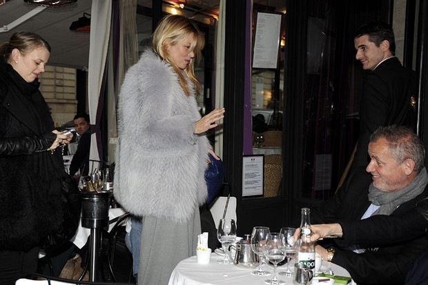 Kate Moss deixa hotel e vai para restaurante, em Paris (Foto: Honopix)