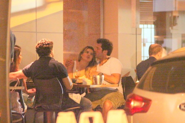 Mirella Santos e Ceará em restaurante na Zona Sul do Rio (Foto: Fausto Candelária/ Ag. News)