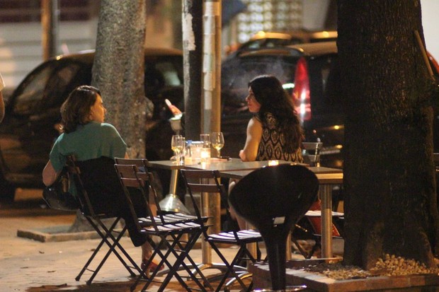 Alessandra Negrini e Xuxa Lopes em restaurante na Zona Sul do Rio (Foto: Fausto Candelária/ Ag. News)